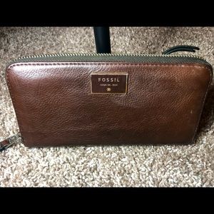 FOSSIL Woman’s Zip Around Clutch